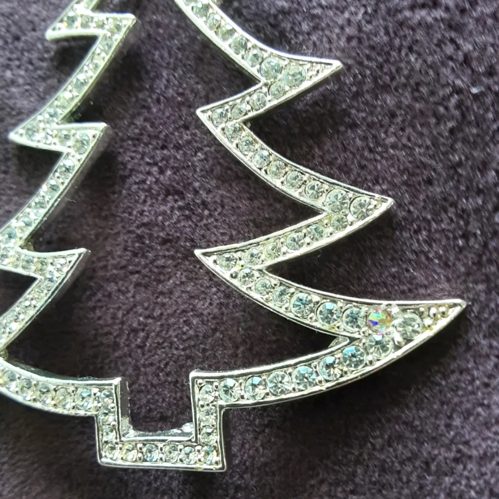 EISENBERG ICE Large Sparkling Crystal Christmas Tree Silhouette Brooch